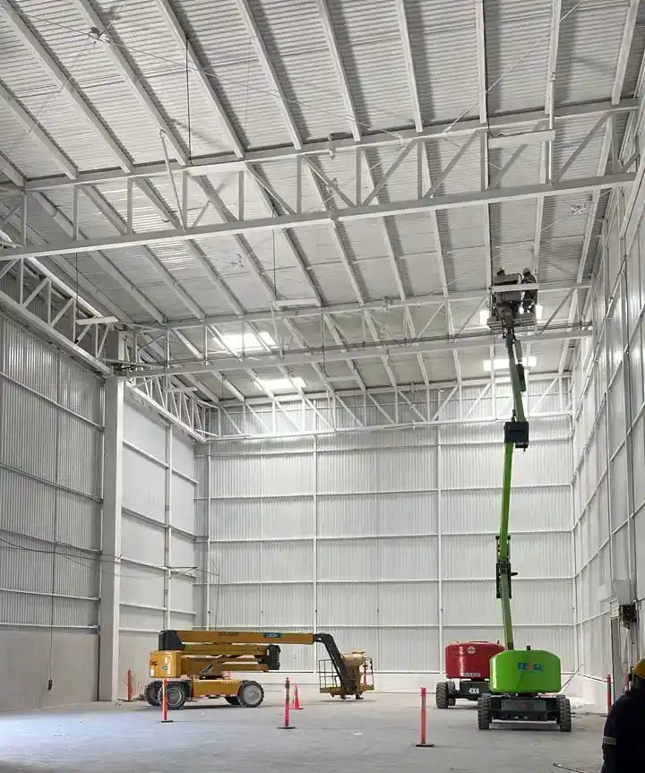 Cobertura de iluminación en las áreas interiores de producción