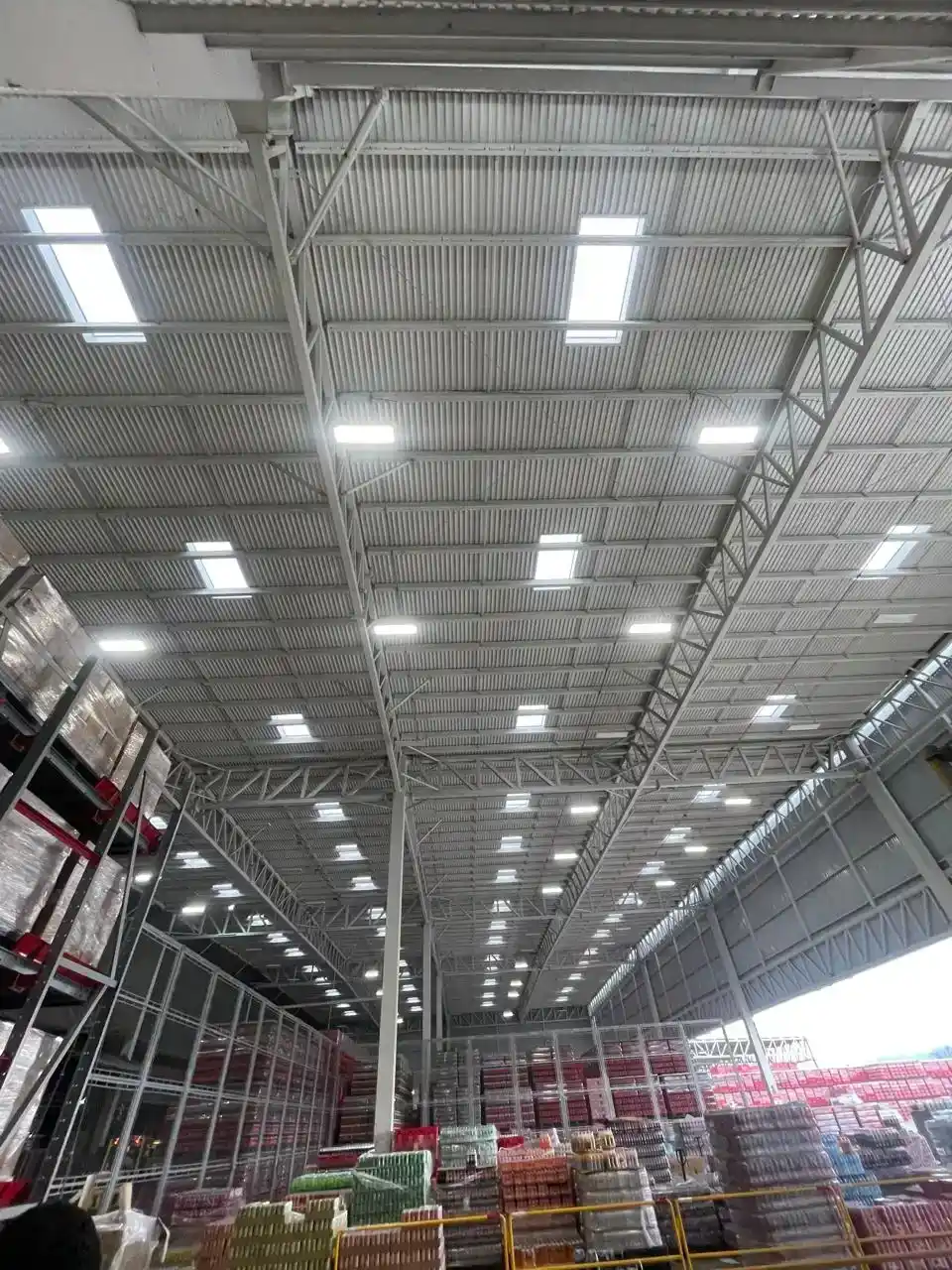 Montaje de iluminación industrial sobre las líneas de producción de Coca-Cola