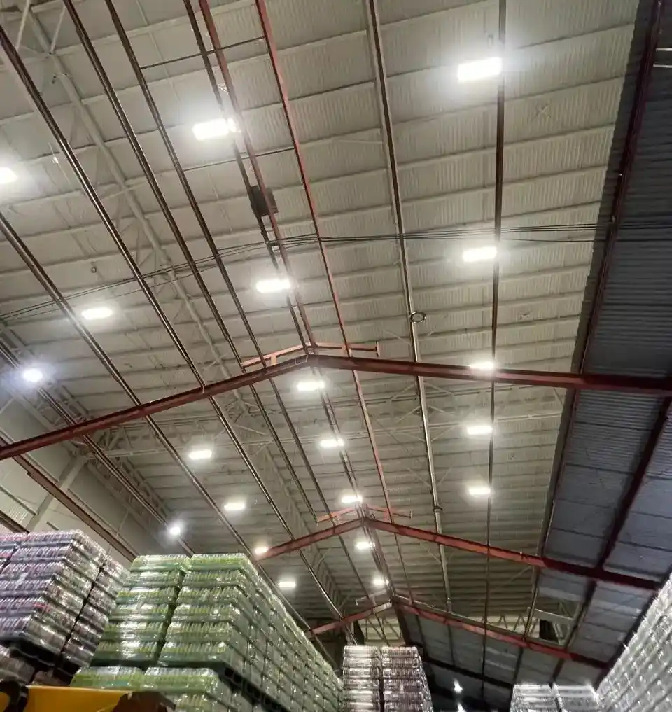 Luminarias suspendidas instaladas en el interior de la planta