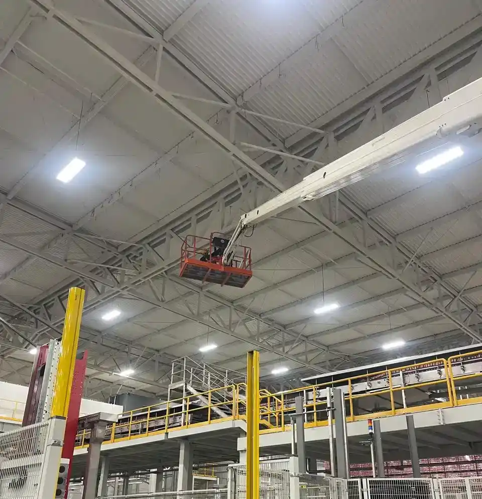 Sistema de suspensión tipo péndulo utilizado para luminarias industriales