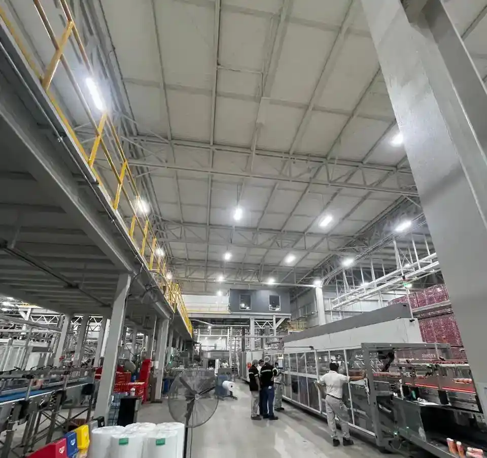 Canalización eléctrica instalada para alimentar el sistema de iluminación