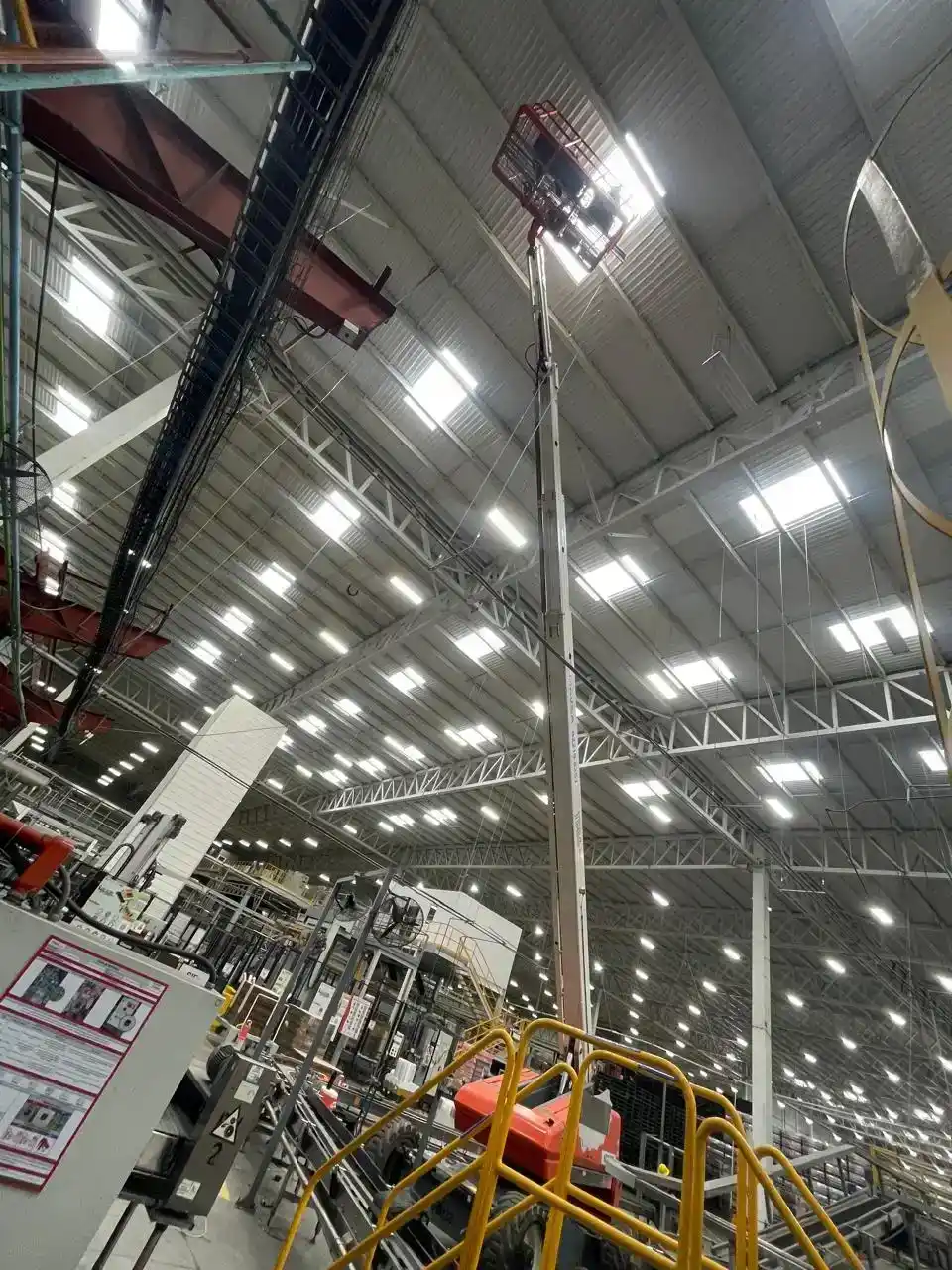 Componentes eléctricos instalados para el control de la iluminación industrial