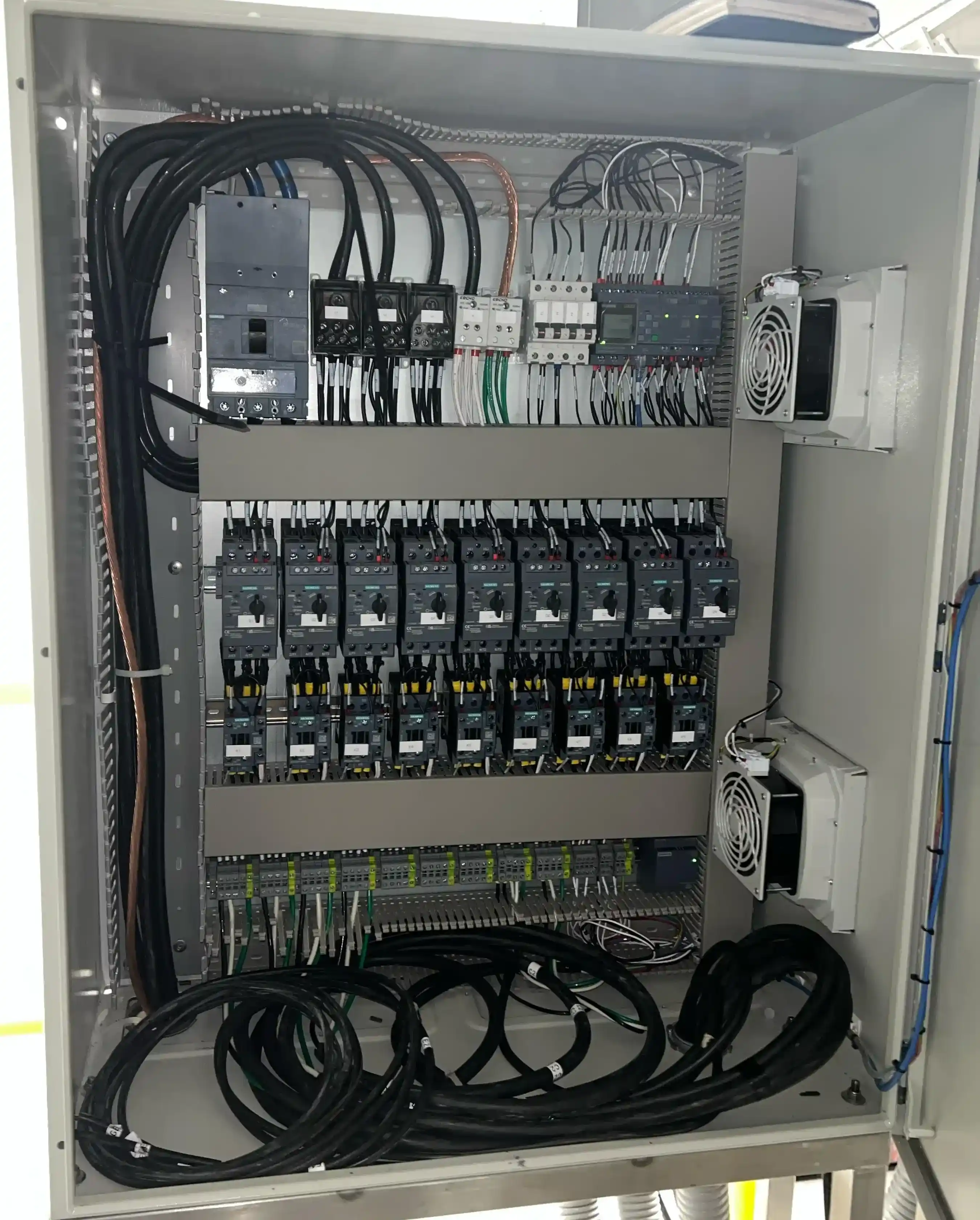 Sistema de iluminación industrial instalado en el interior de una nave de producción