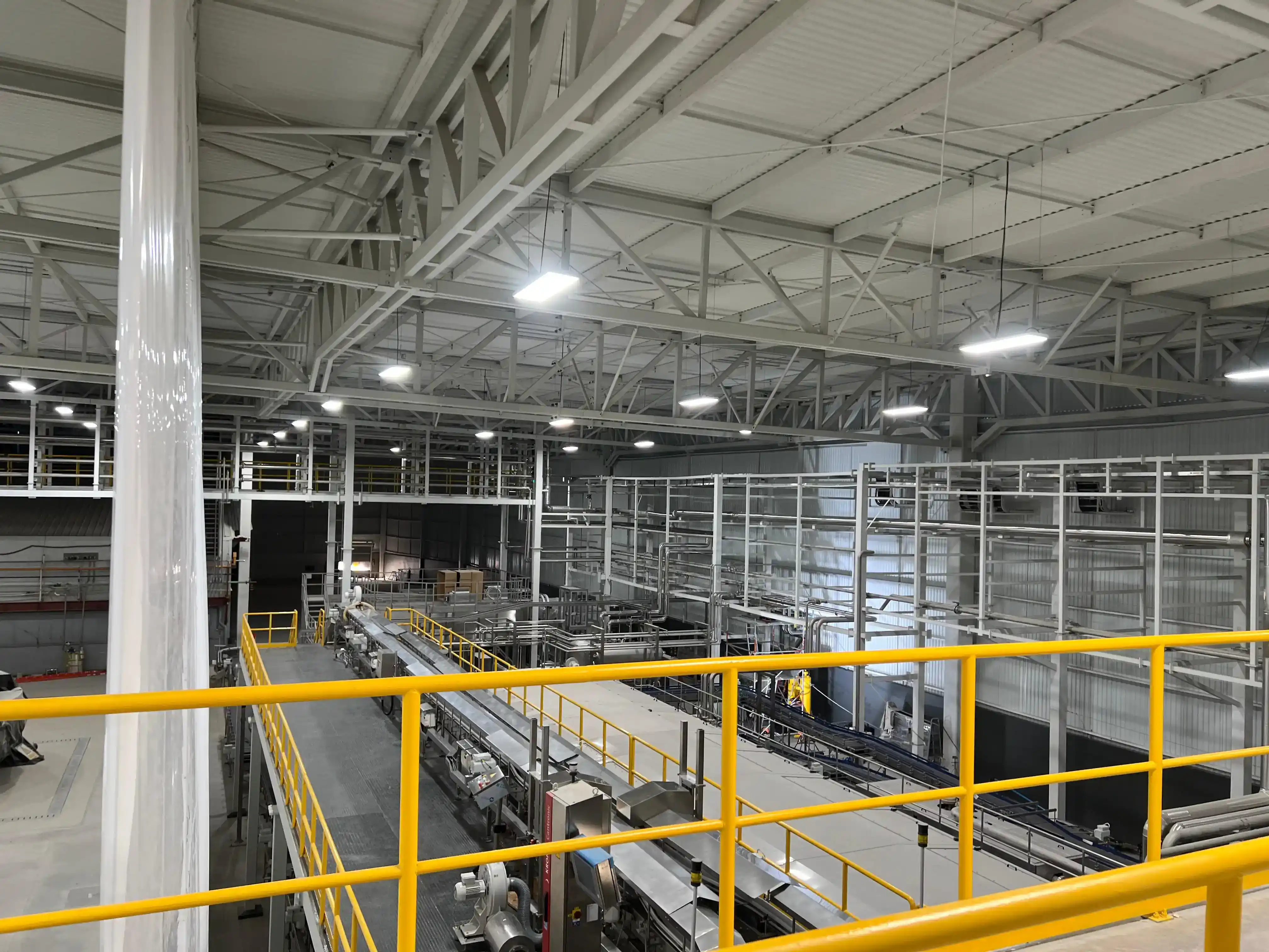 Luminarias industriales instaladas sobre las áreas de producción de Coca-Cola