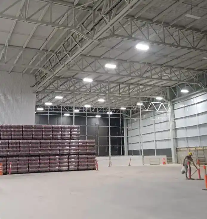 Sistema de iluminación instalado en áreas operativas de la planta
