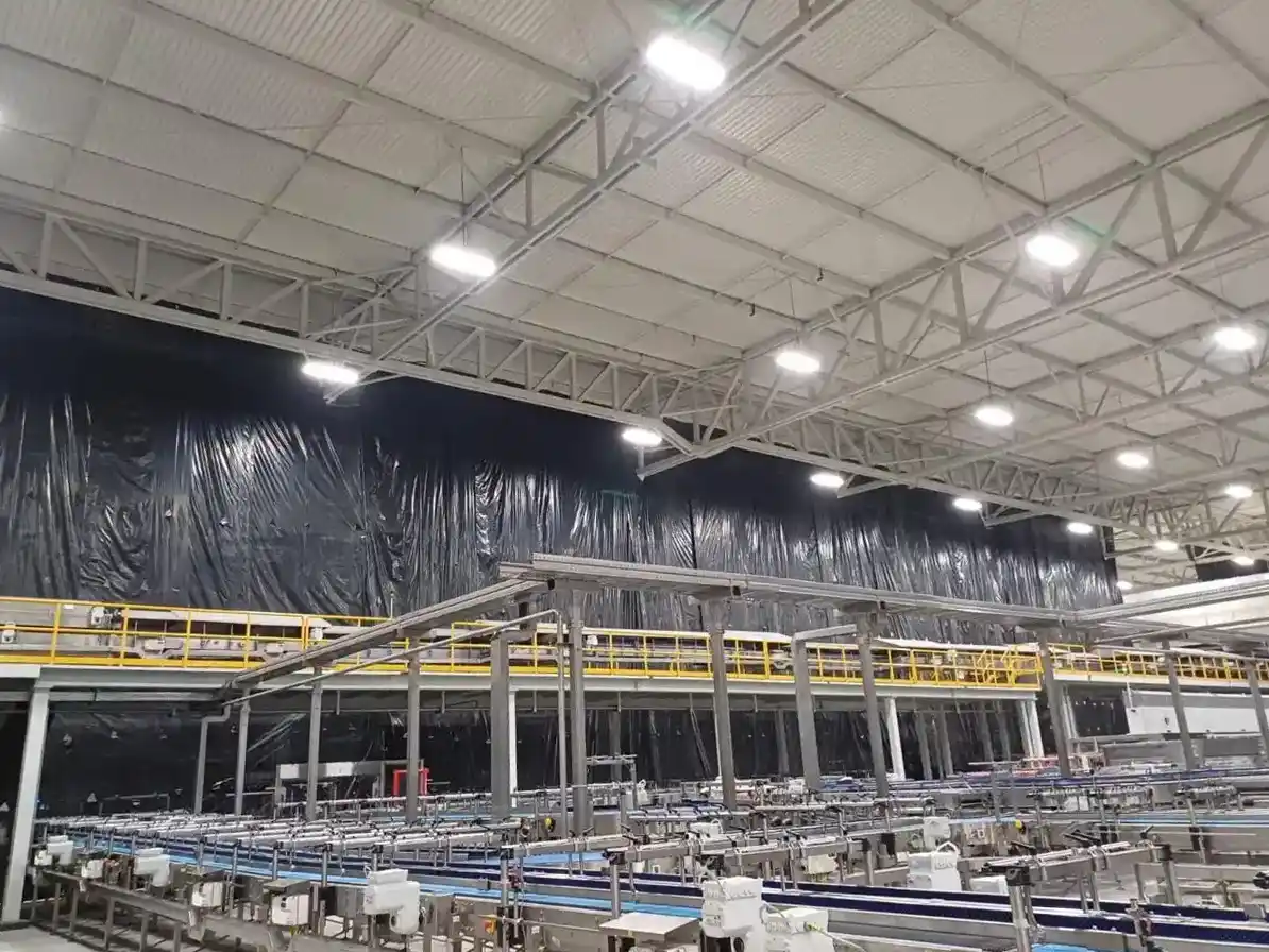 Luminarias Beghelli instaladas en el interior de la planta de producción