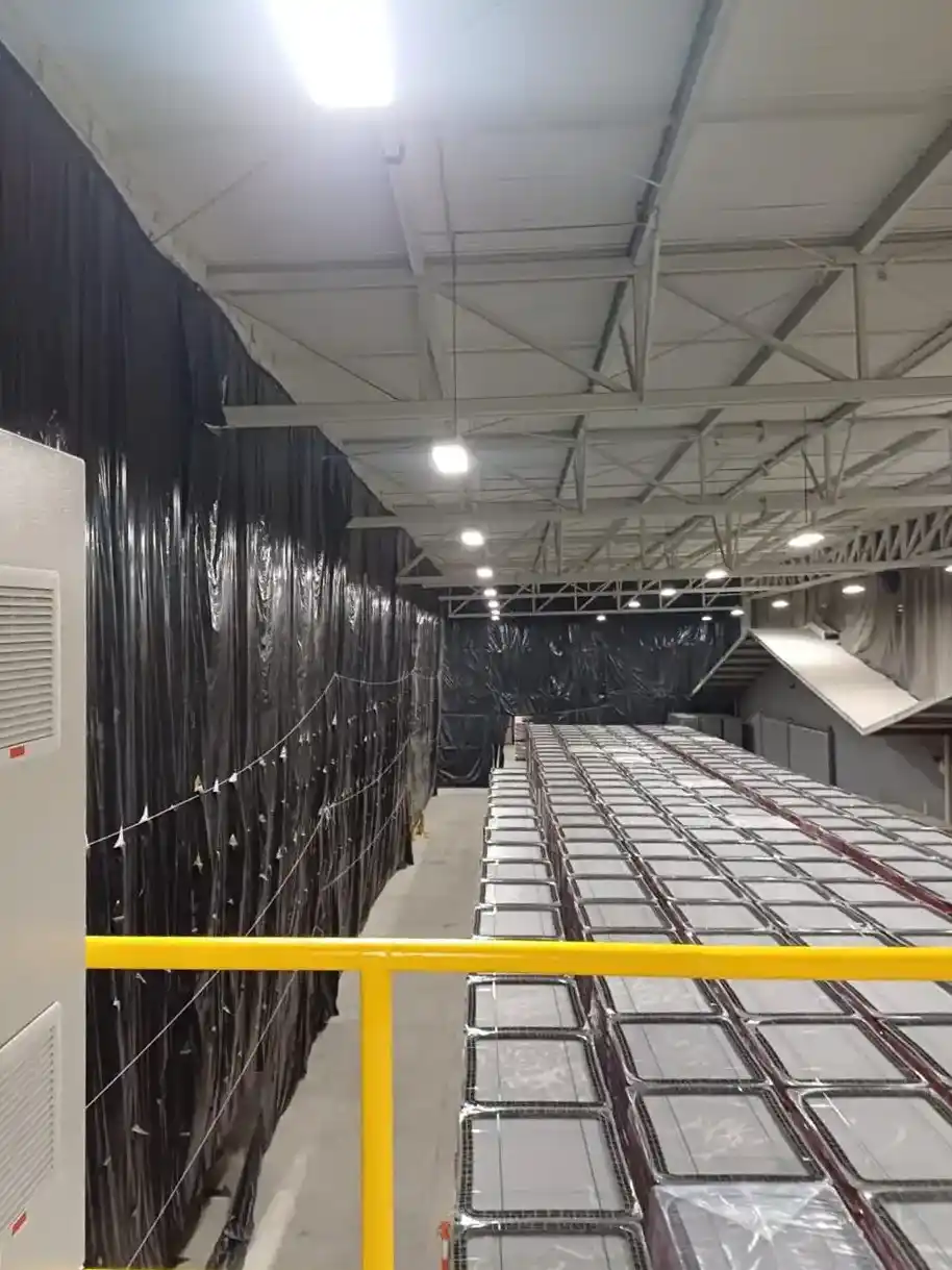 Iluminación industrial implementada en una nave con estructuras elevadas