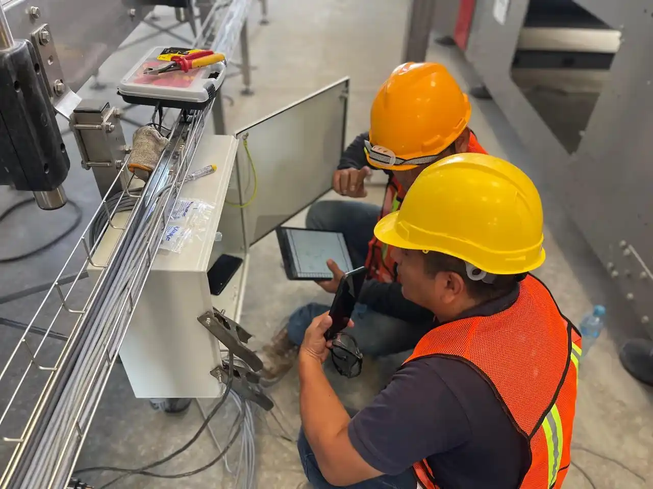 Instalación de canalizaciones y soportes para sistemas eléctricos industriales