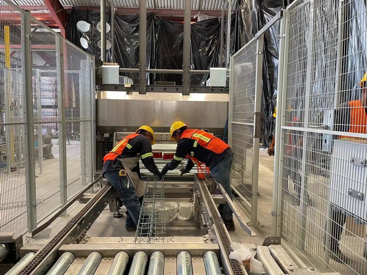 Recorridos de cableado organizados sobre maquinaria industrial Krones