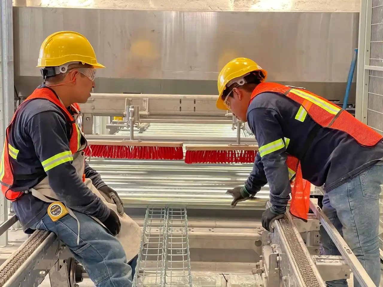 Infraestructura eléctrica instalada entre máquinas de una línea de producción PET