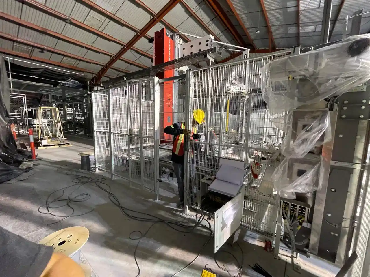 Técnico realizando conexiones dentro de un gabinete eléctrico de la línea PET