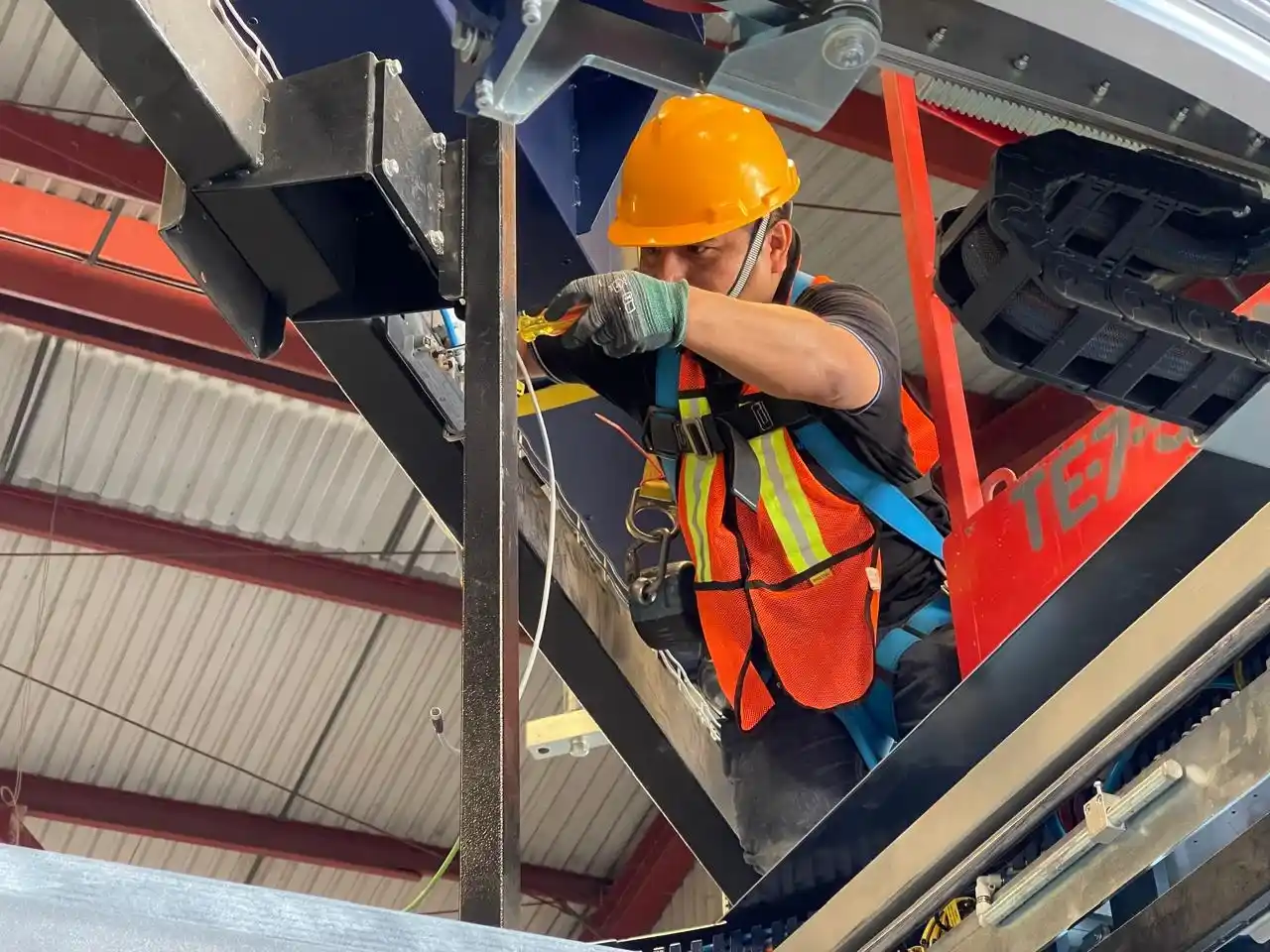Personal técnico interviniendo transportadores y equipos de manipulación