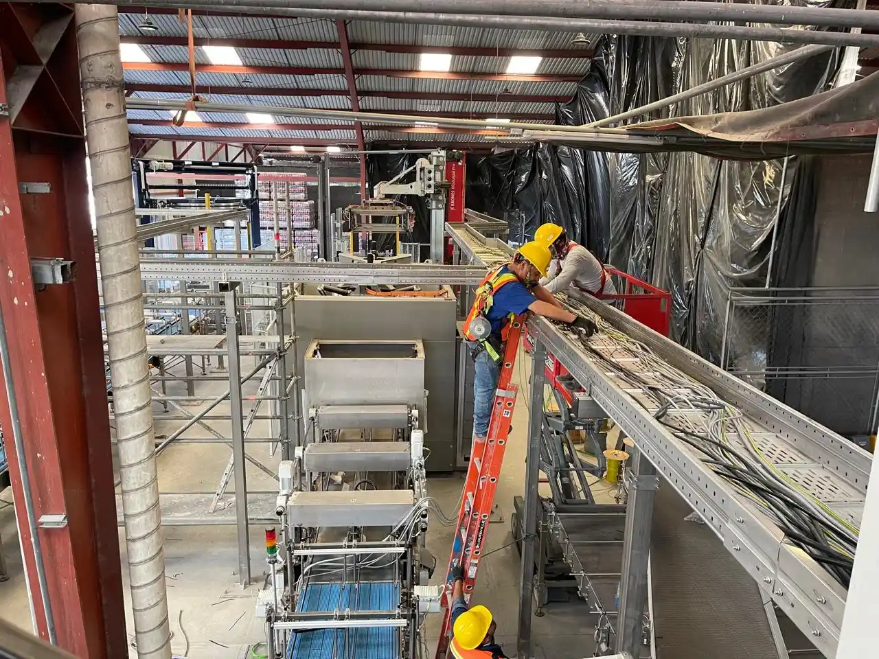 Instalación de sensores y dispositivos de campo en una línea industrial PET