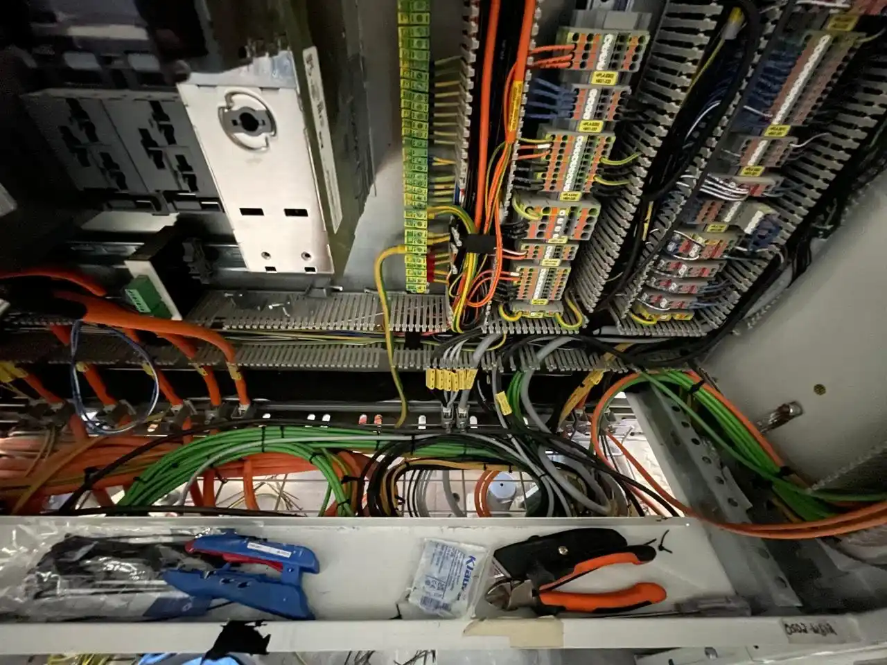 Técnicos realizando la integración eléctrica de un sistema transportador