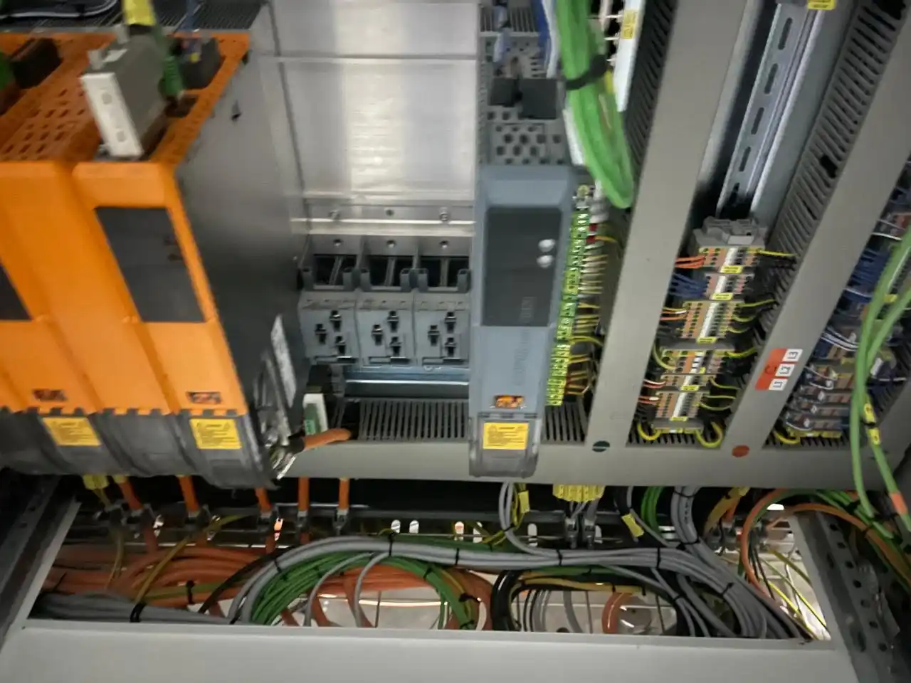 Conexión de sensores utilizados para el control de equipos de producción