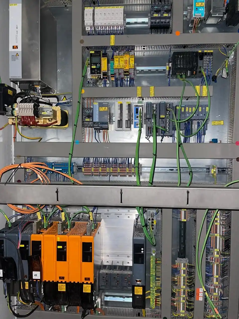 Trabajos eléctricos ejecutados en los transportadores de la línea PET