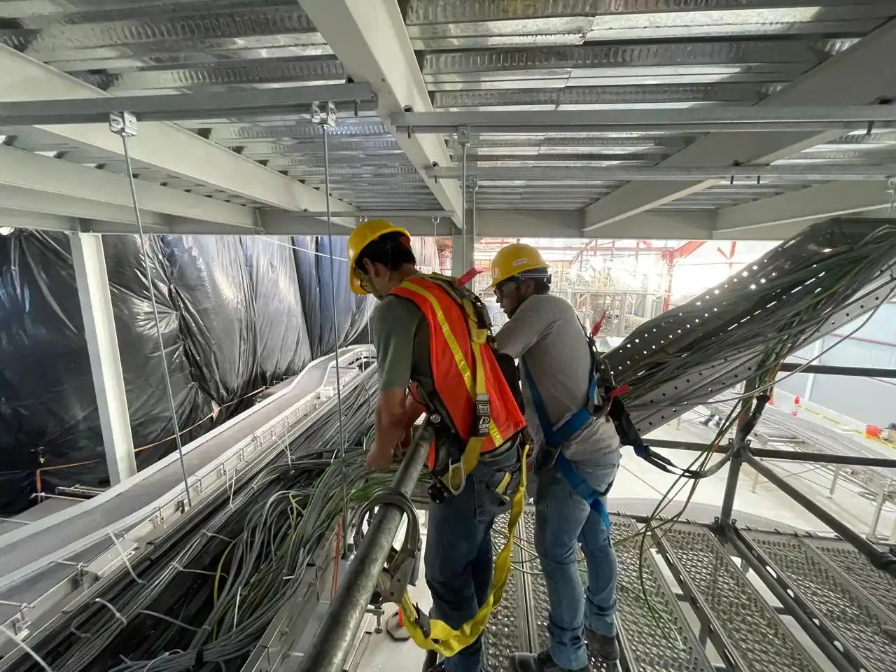 Instalación eléctrica en equipos correspondientes al área de empaque