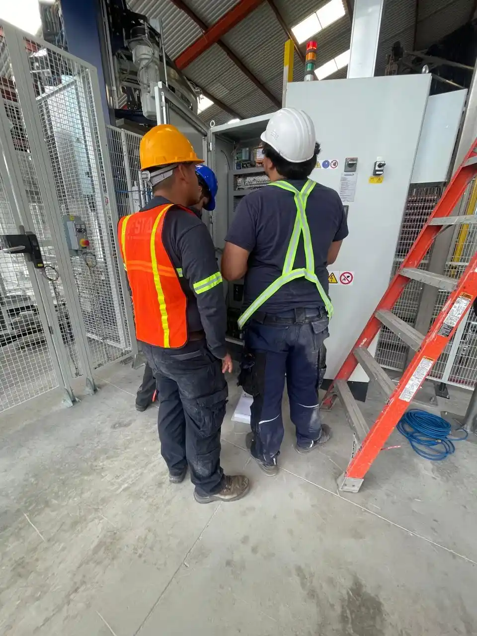 Infraestructura de potencia y control instalada en una estación de empaque