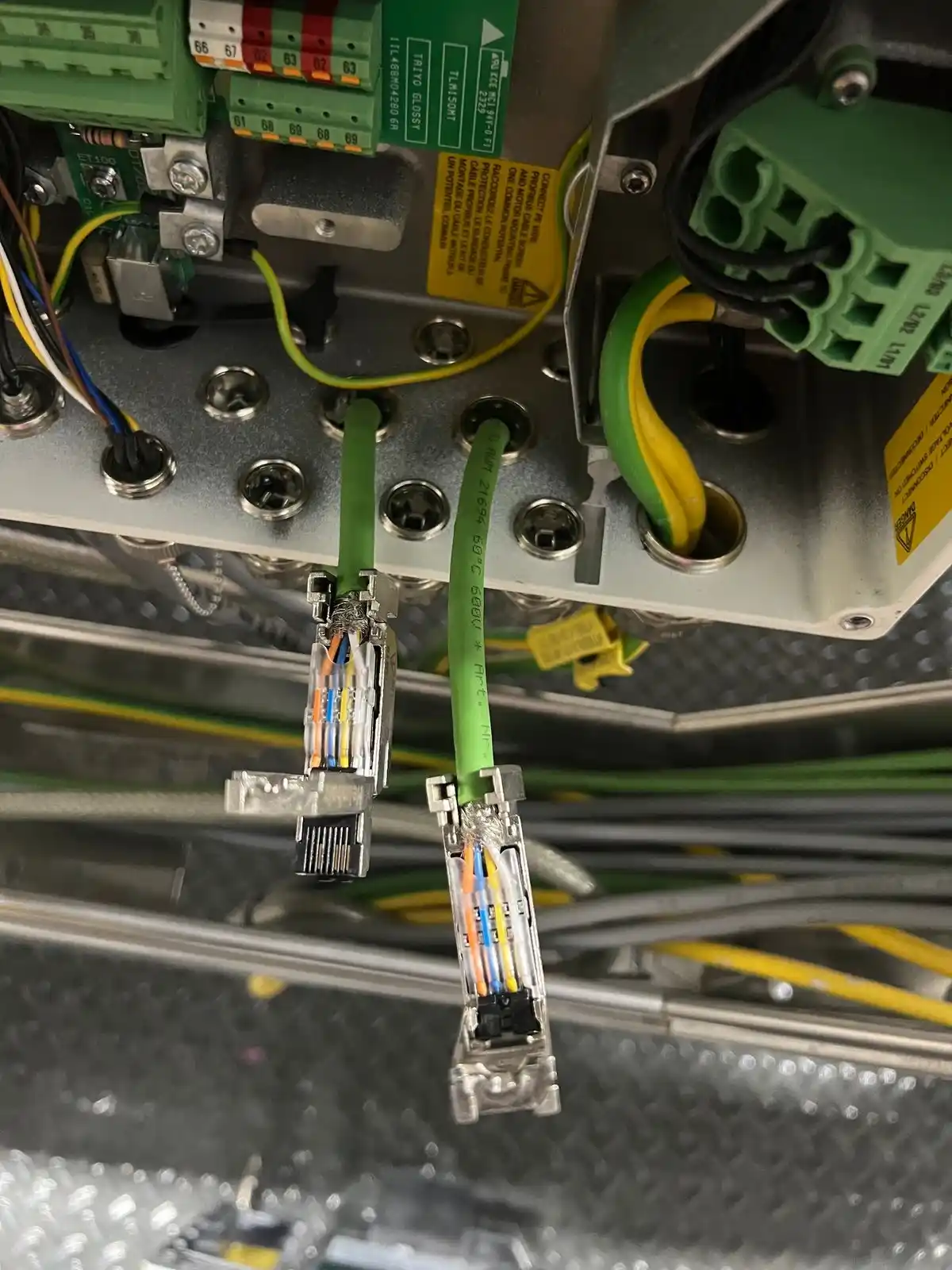 Canalizaciones instaladas para distribuir cableado a lo largo de la línea PET