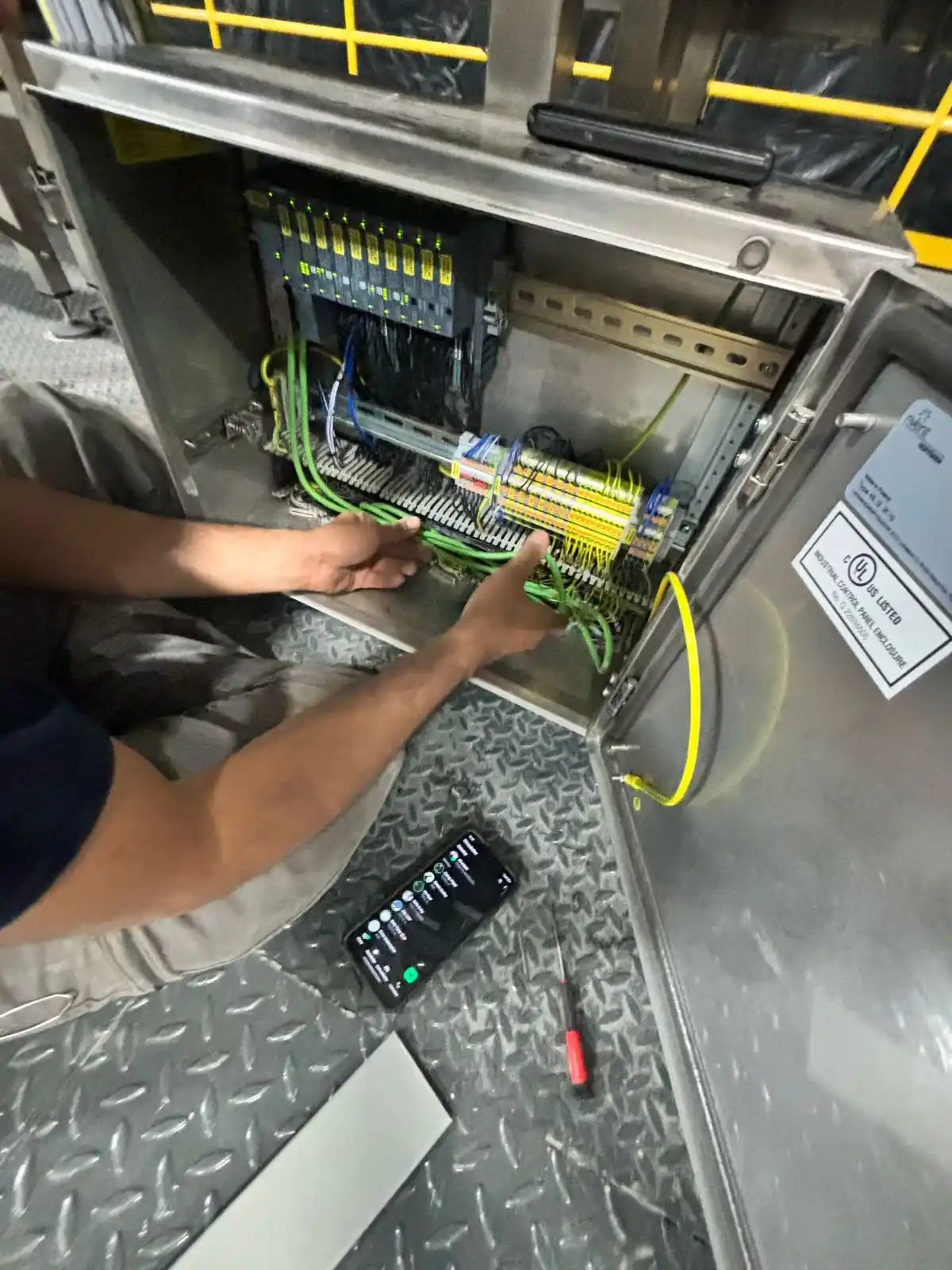 Cableado de potencia y control distribuido entre equipos de la línea