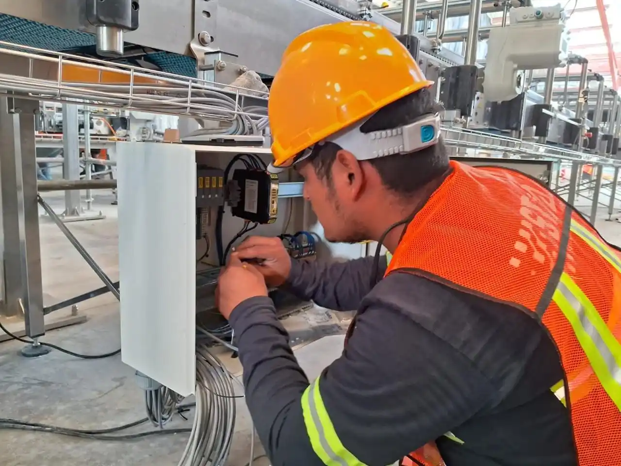 Integración eléctrica de equipos ubicados en el área húmeda de la línea PET