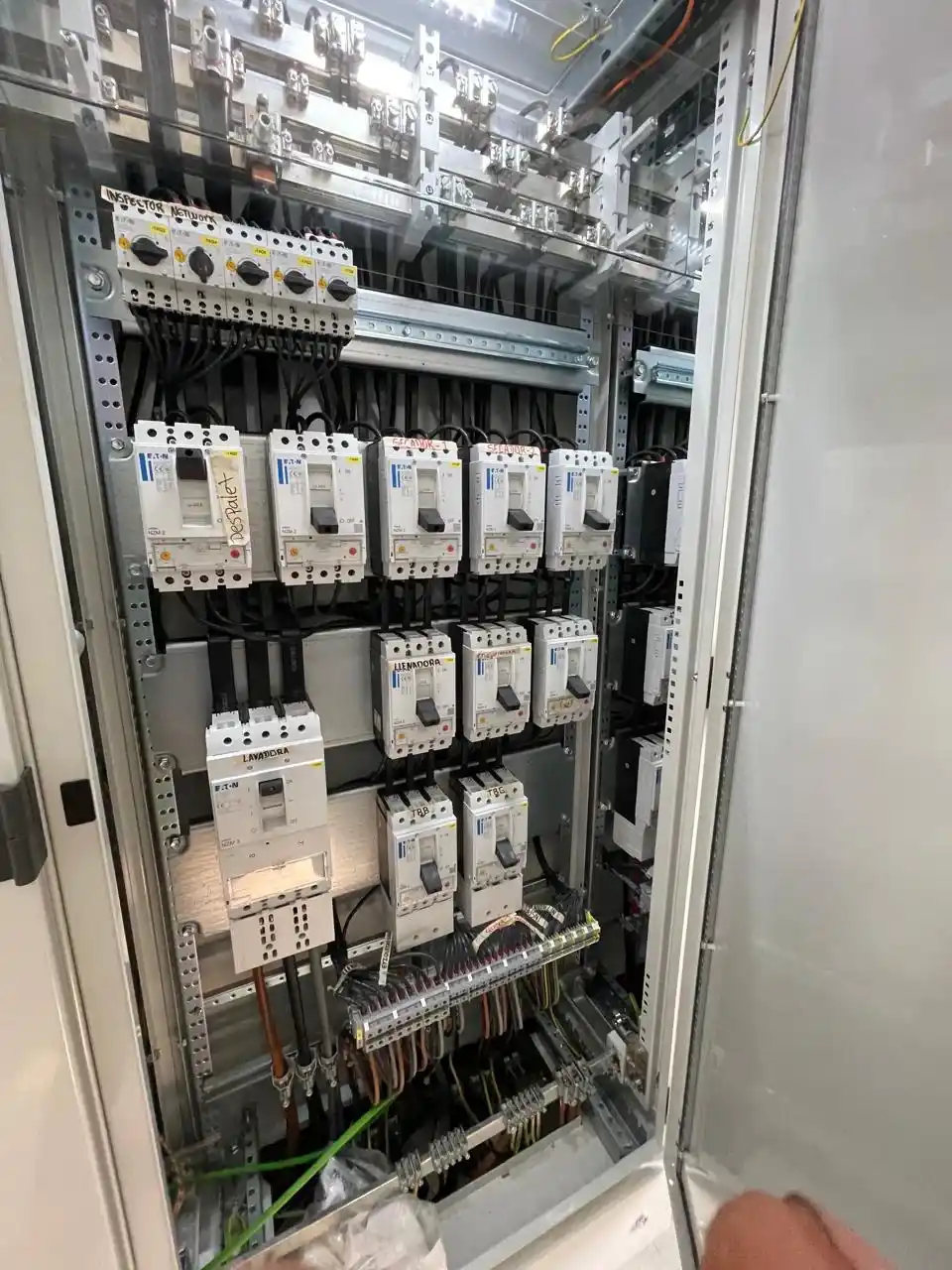 Instalación de bandejas portacables en la línea de envasado de vidrio