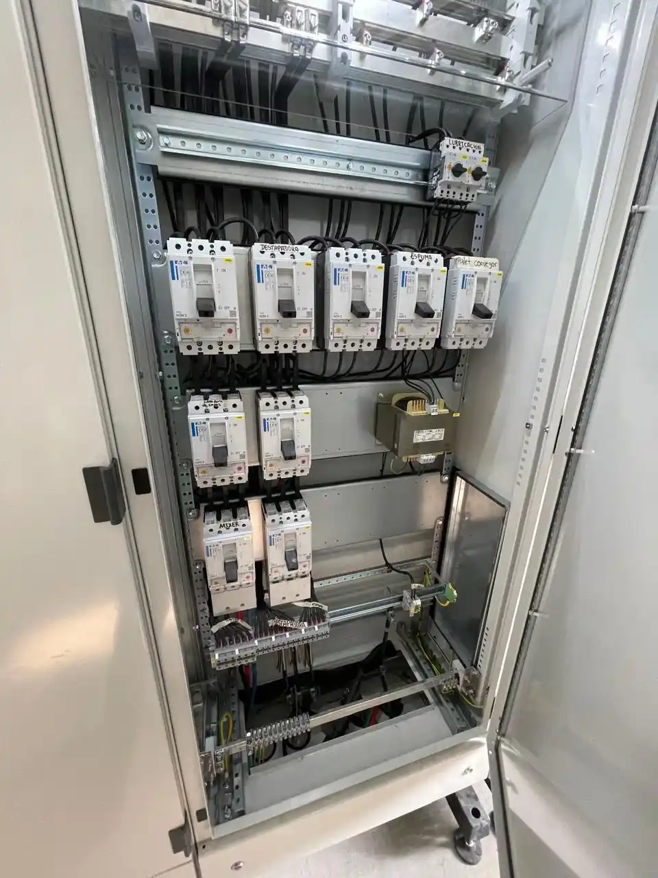 Soportes eléctricos integrados a estructuras y maquinaria de producción