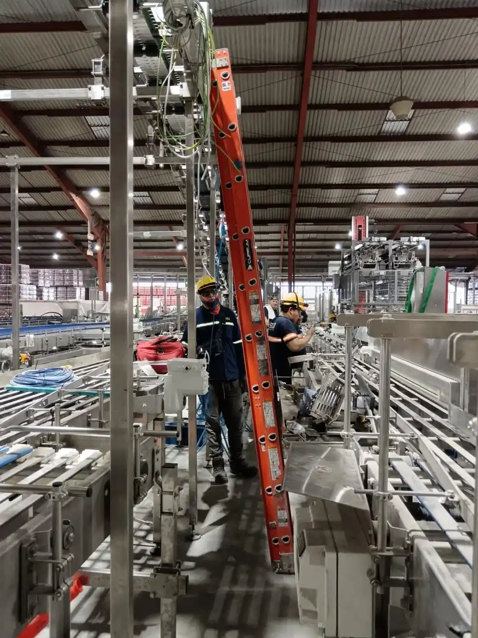 Técnicos ejecutando conexiones eléctricas en los equipos de la línea