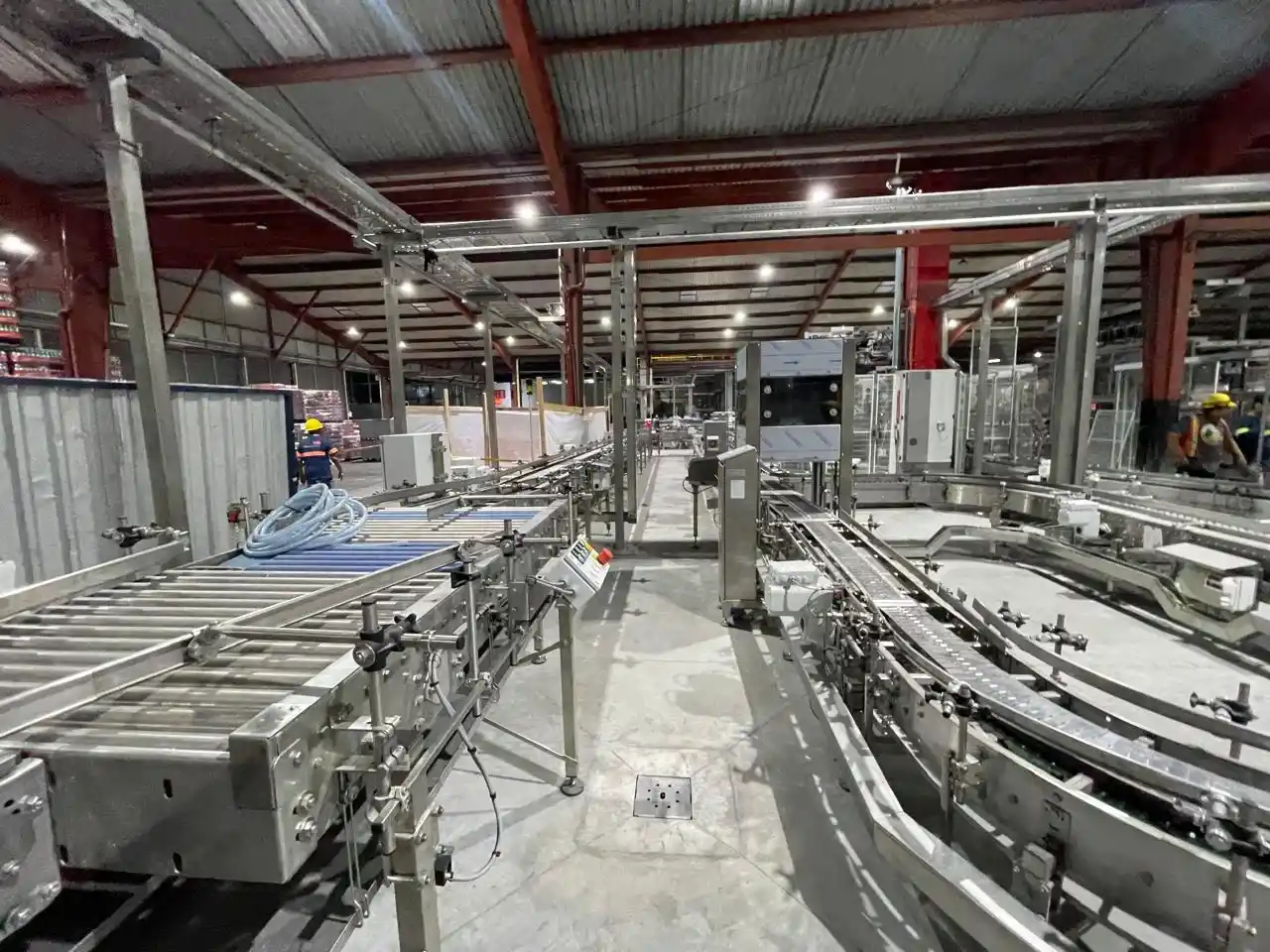 Trabajos de instalación eléctrica realizados entre transportadores industriales