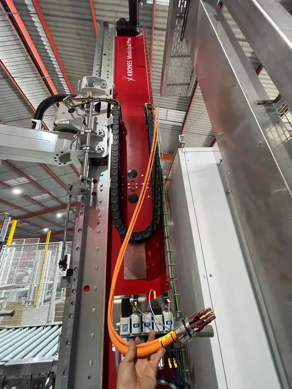Conexiones de potencia y control instaladas en maquinaria industrial Krones