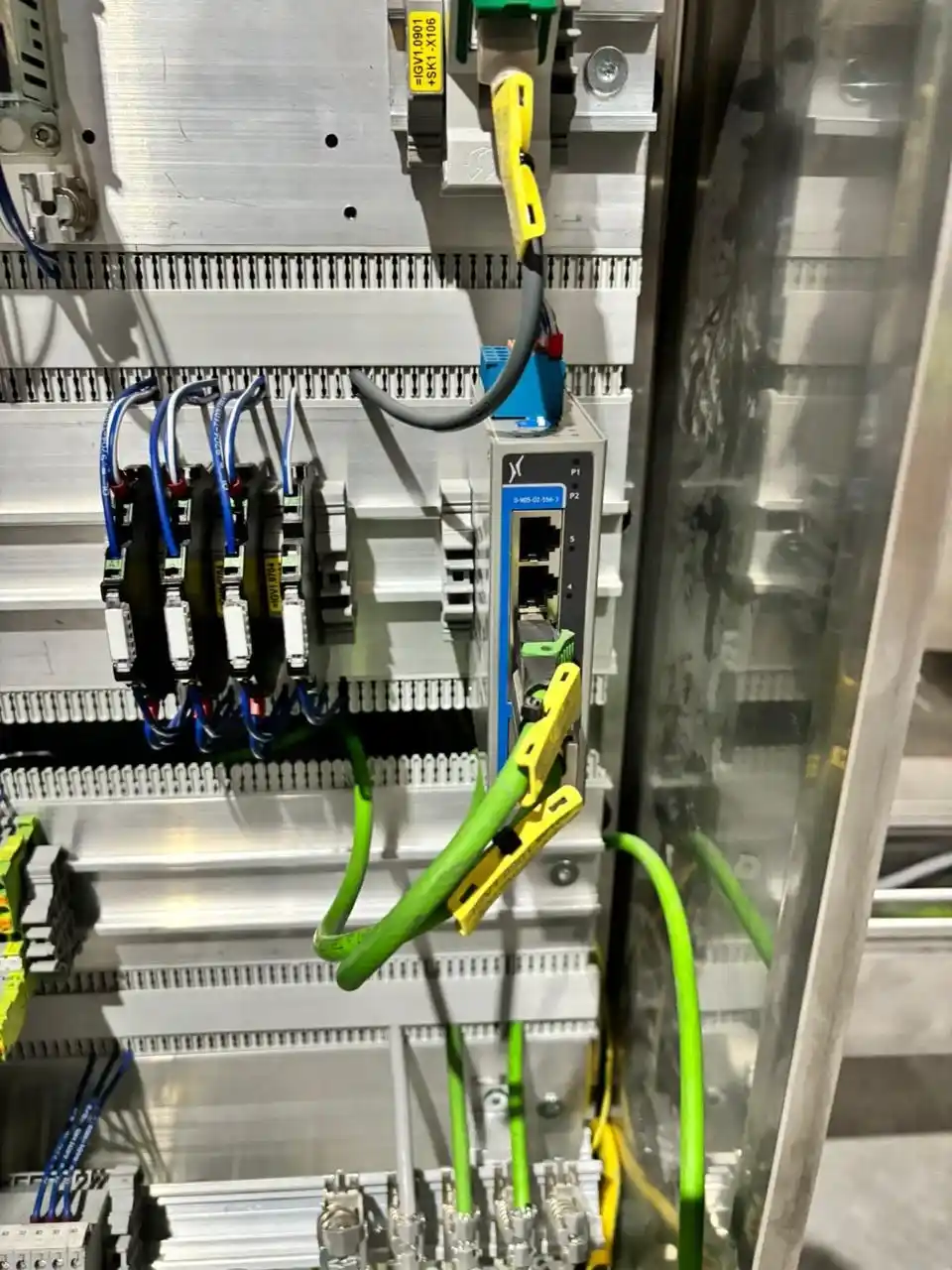 Montaje de sistemas eléctricos en una estación de la línea de envasado