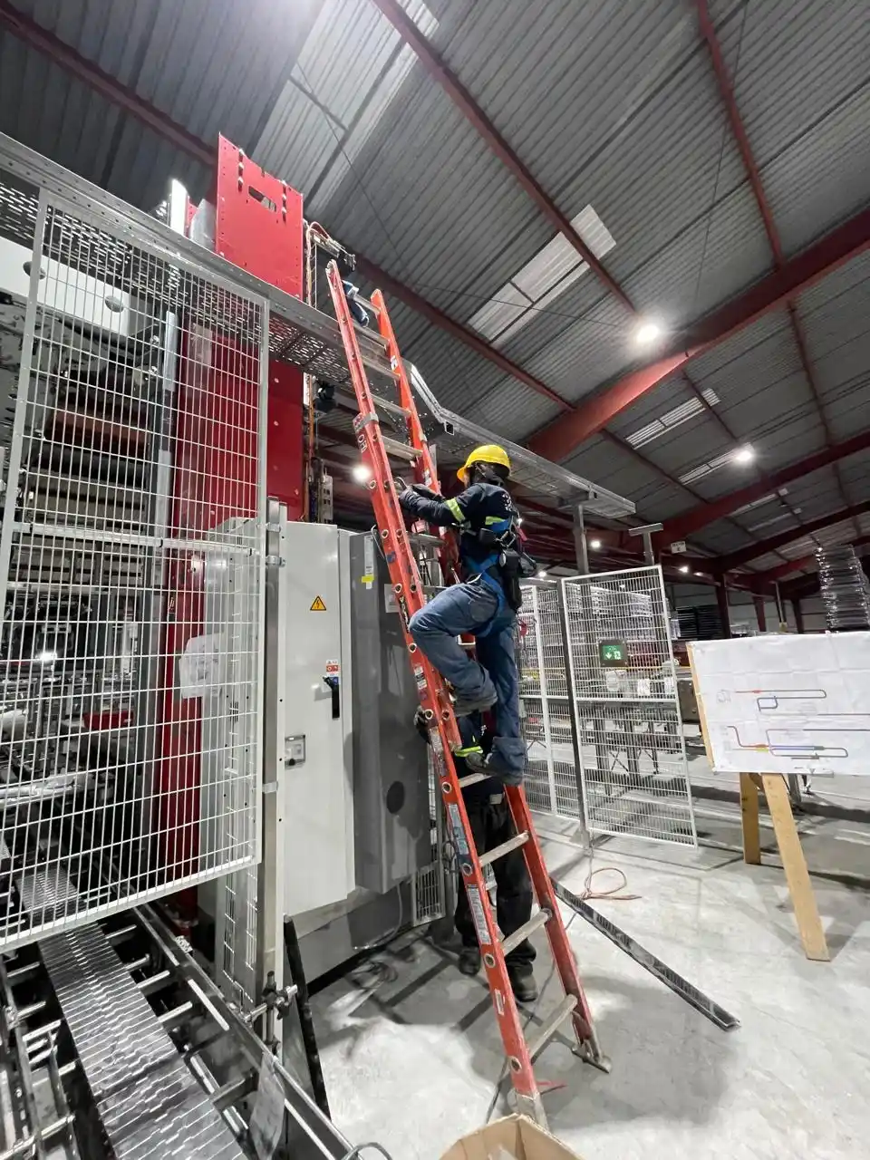 Componentes de control y comunicación instalados dentro de maquinaria Krones