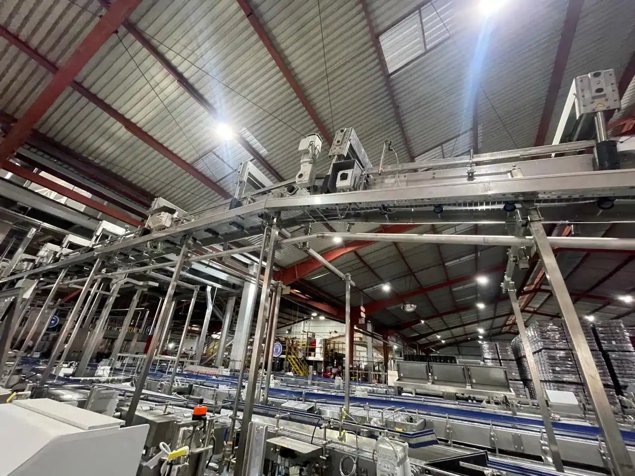Personal técnico realizando conexiones en un gabinete eléctrico industrial