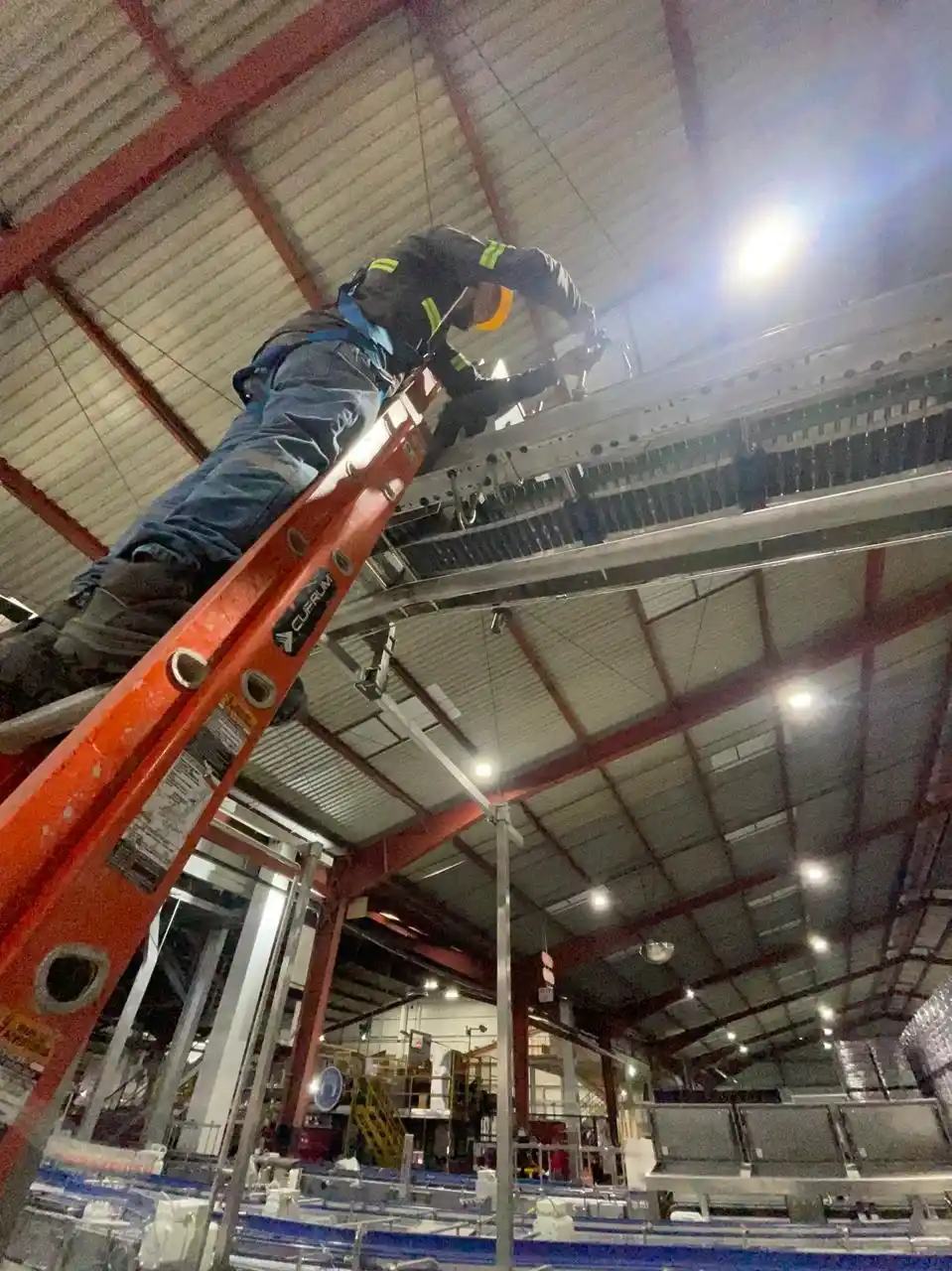 Cableado de comunicación industrial conectado a los sistemas de control