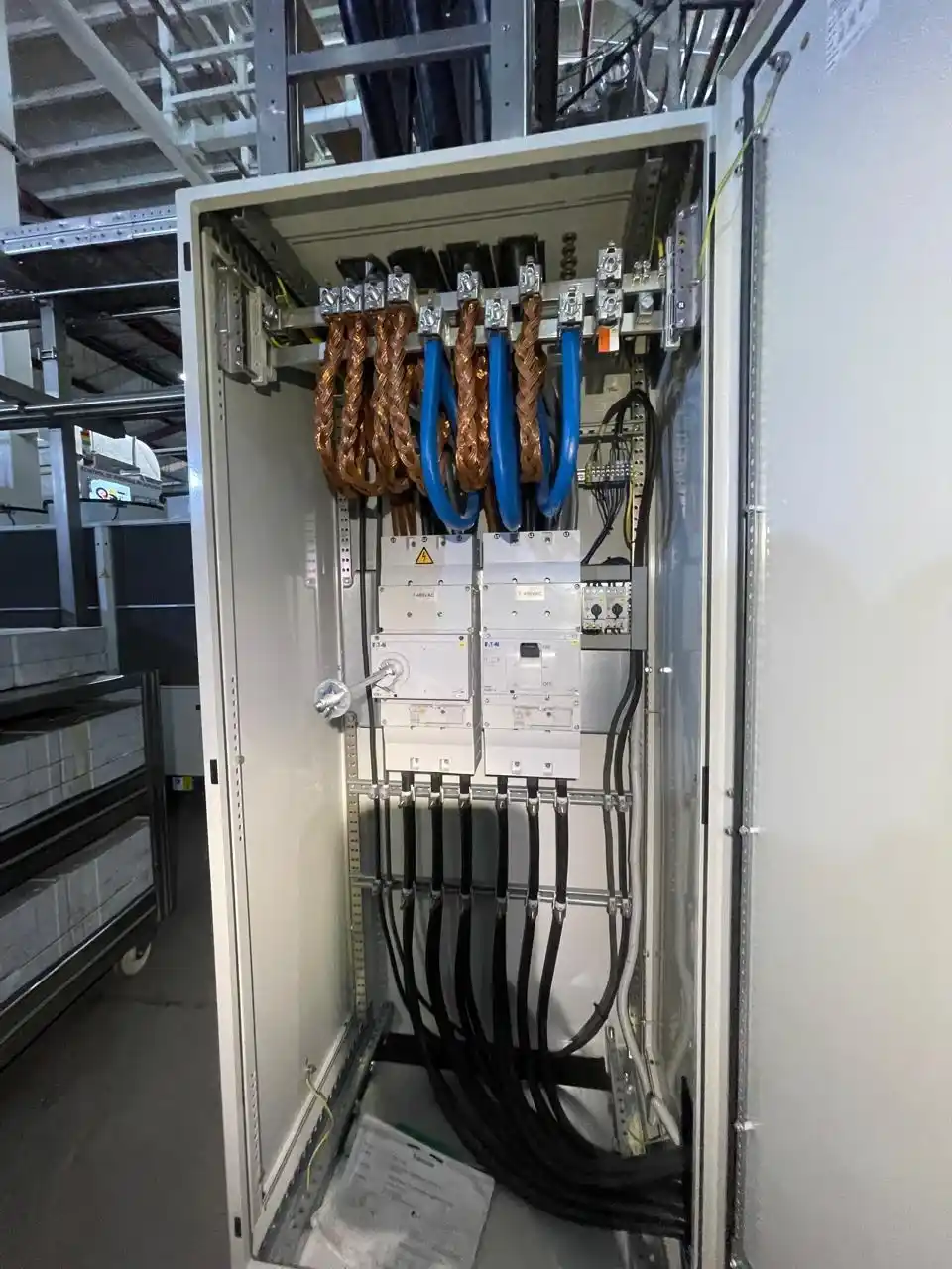 Conexión eléctrica de motores y accionamientos de la línea de vidrio
