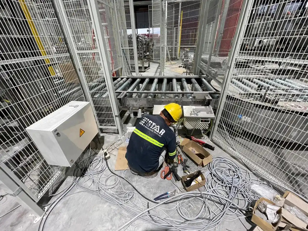 Infraestructura eléctrica distribuida entre los equipos de la línea Krones
