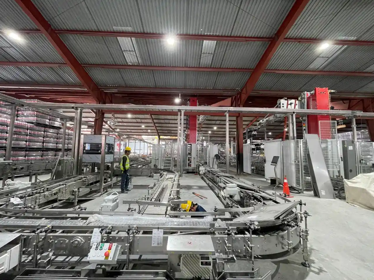 Vista amplia de transportadores y equipos de empaque de la línea de vidrio
