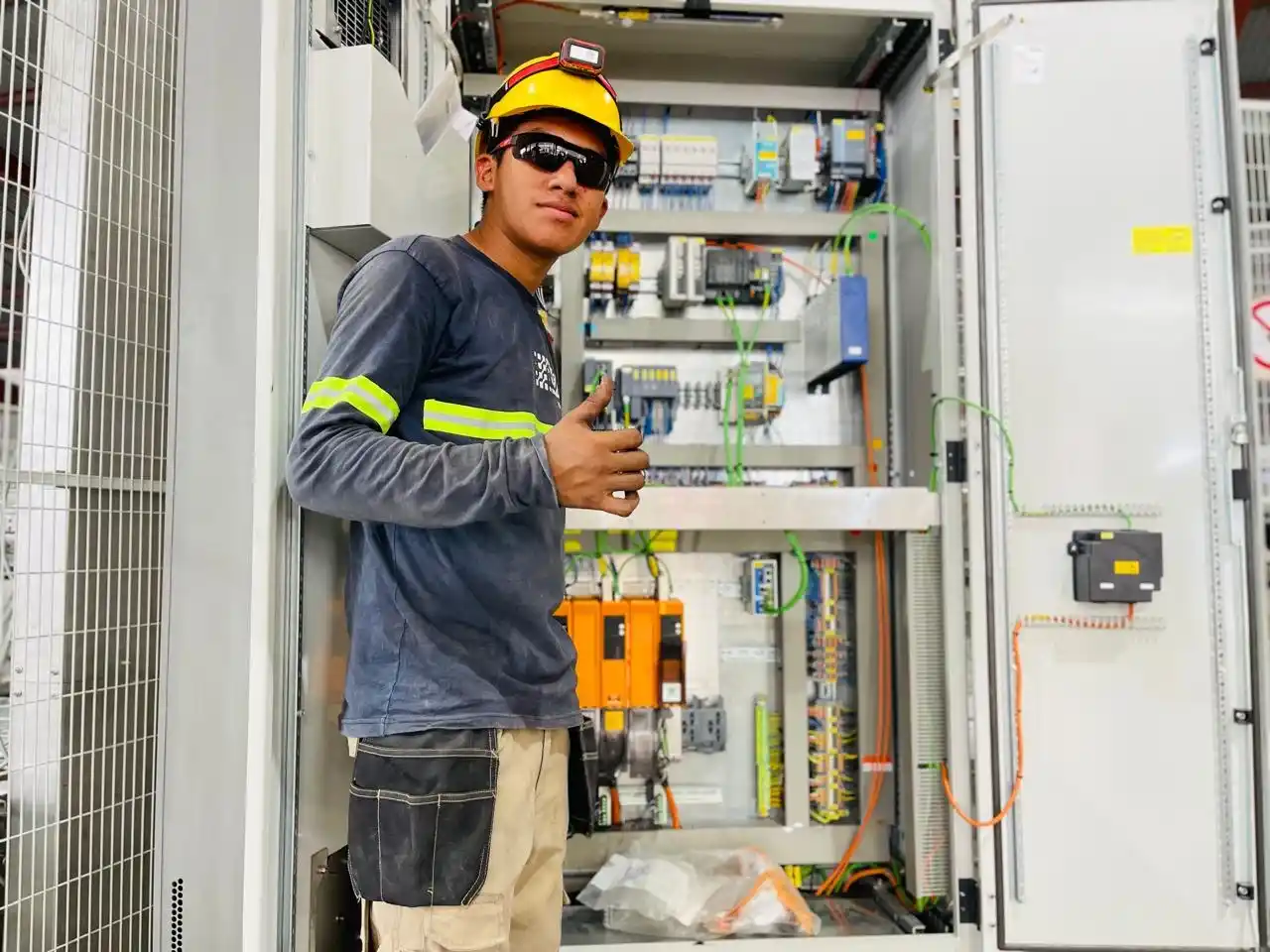 Canalizaciones y soportes eléctricos instalados sobre la línea de producción