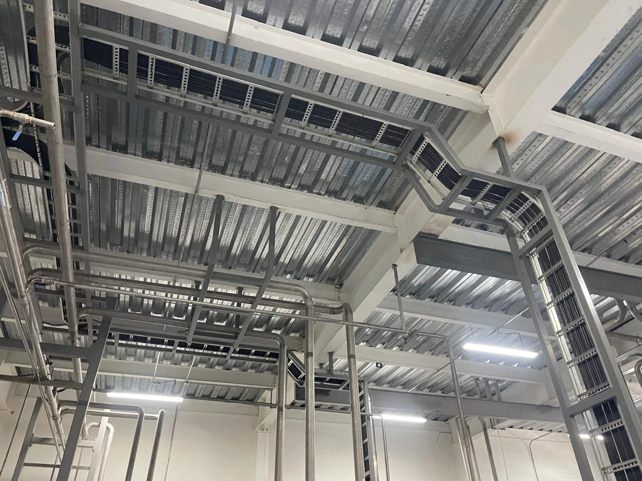 Vista general de la sala de compresores y las canalizaciones eléctricas instaladas.
