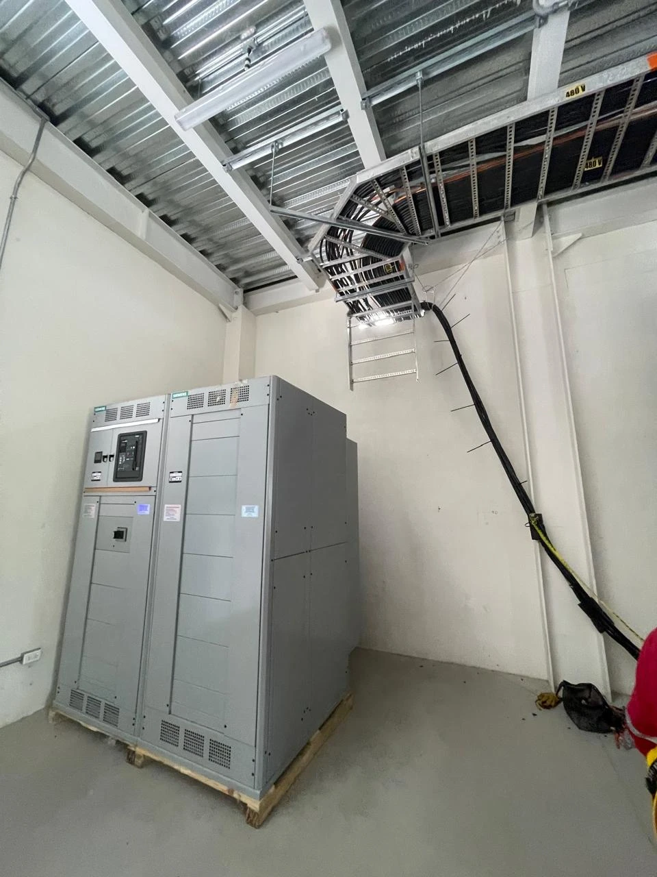 Montaje del compresor AF de 400 HP dentro de la sala técnica de ALPLA.