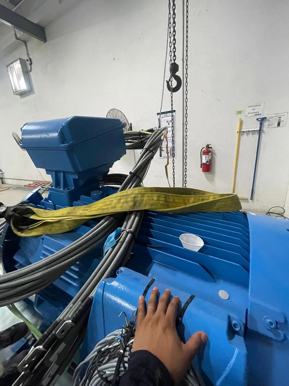 Técnico de STAR realizando ajustes mecánicos en el compresor industrial.