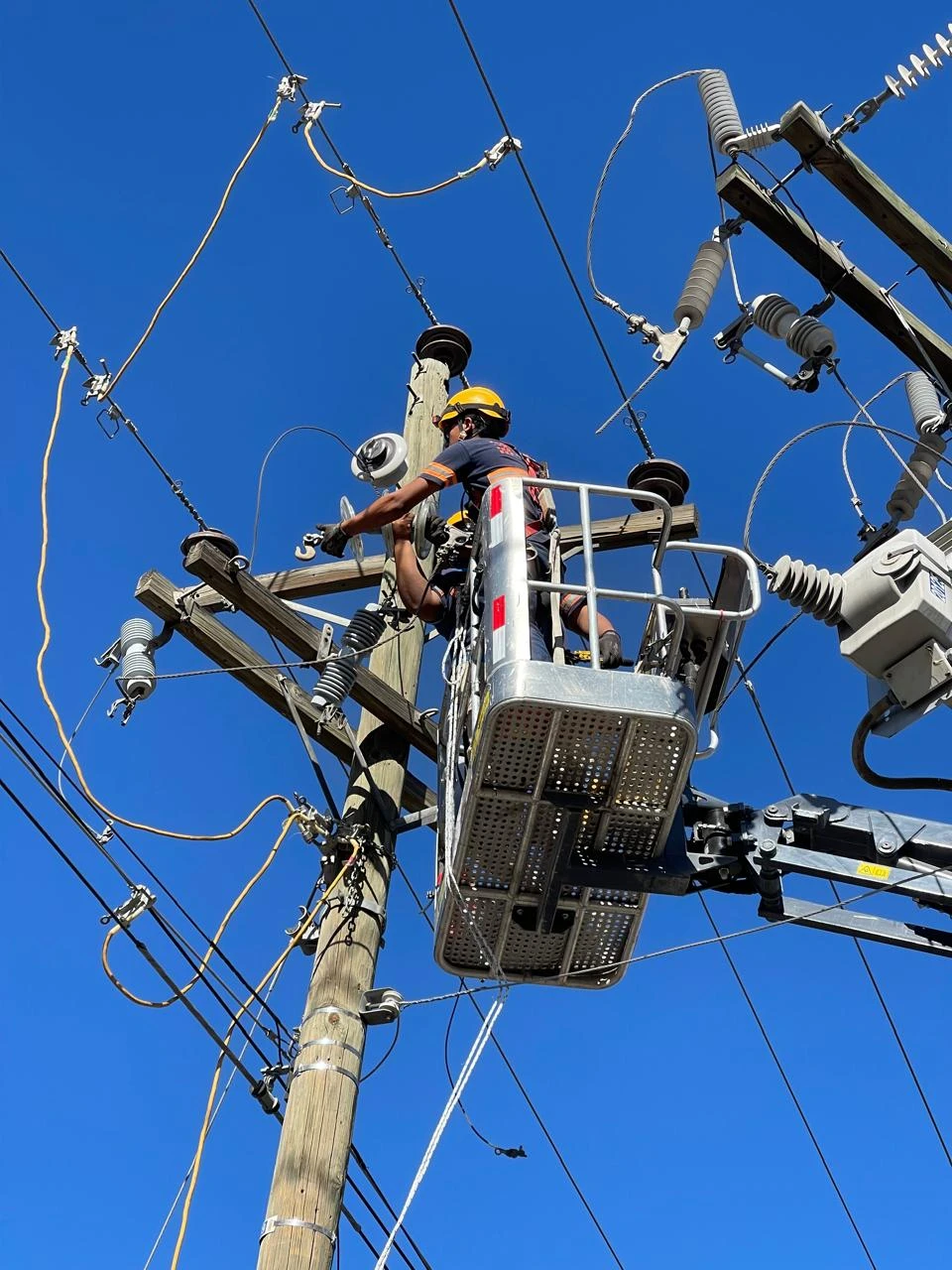 Personal técnico trabajando en conexiones de potencia