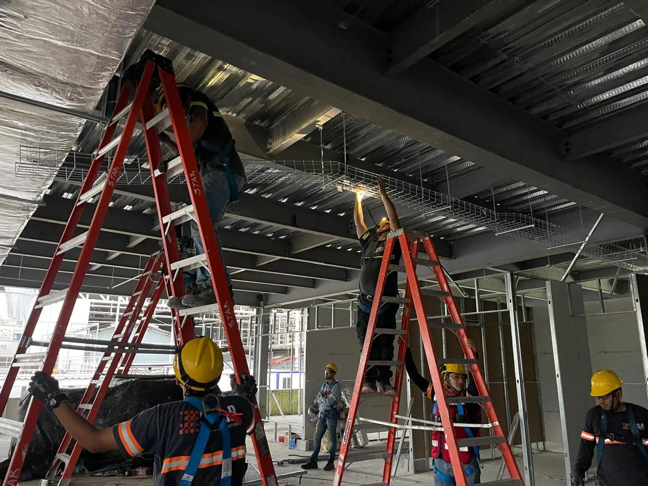 Soportes y canalizaciones utilizados para organizar el cableado de red