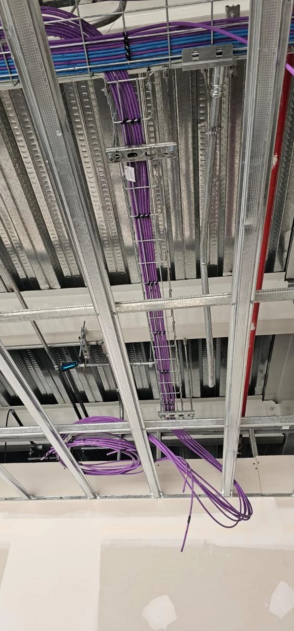 Tendido de cableado estructurado en áreas interiores de Coca-Cola FEMSA