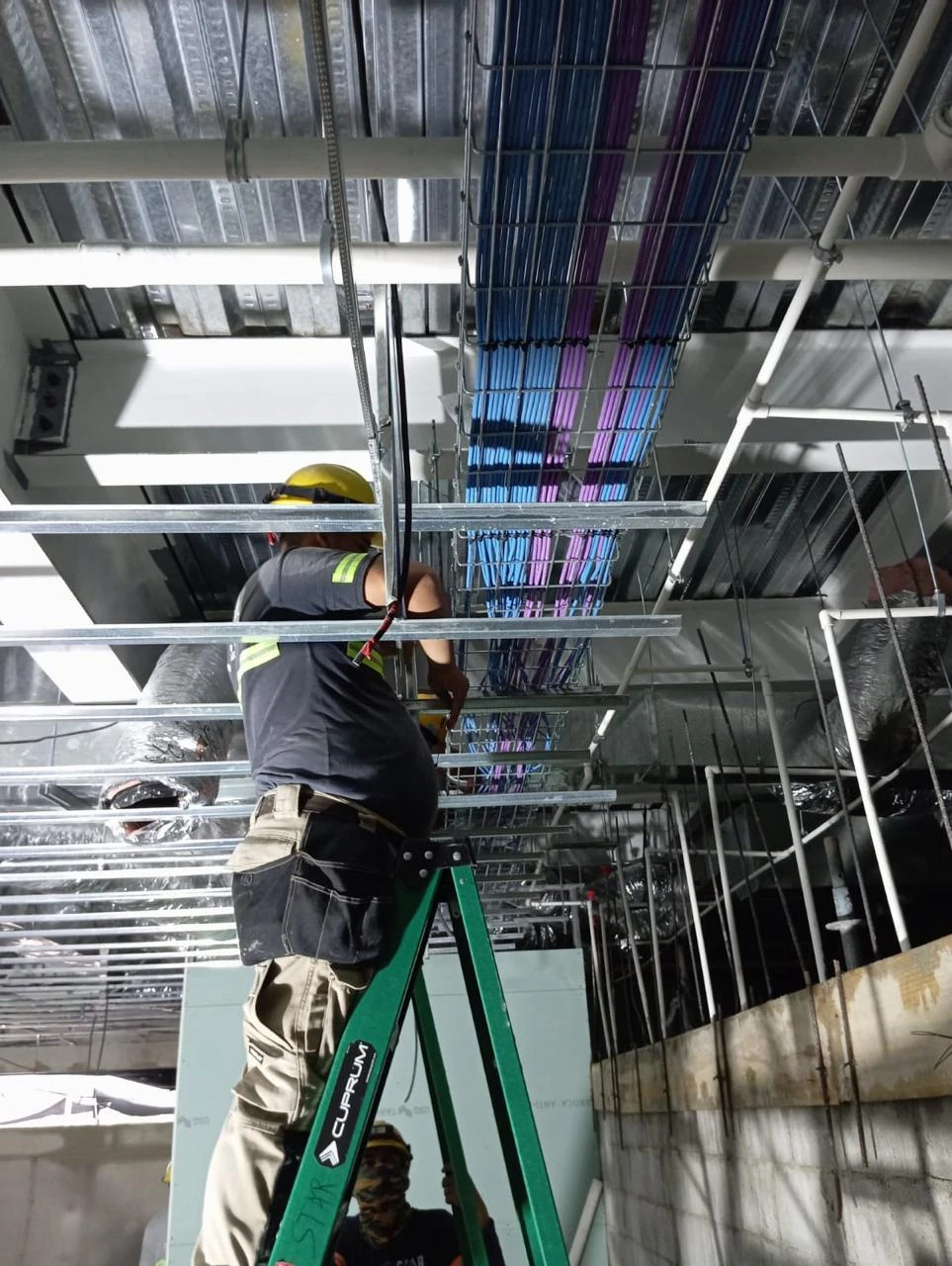 Cableado de telecomunicaciones instalado con separación y protección adecuadas