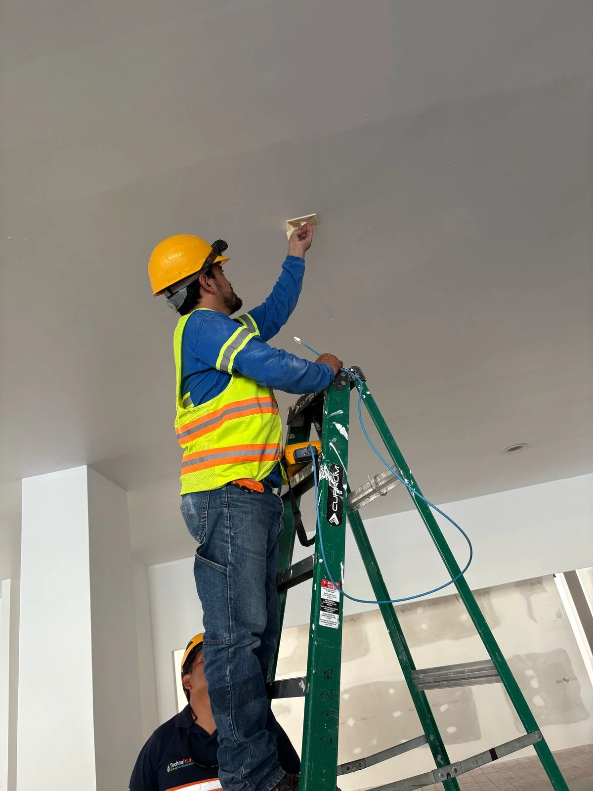 Recorridos elevados para cableado de datos dentro de las instalaciones