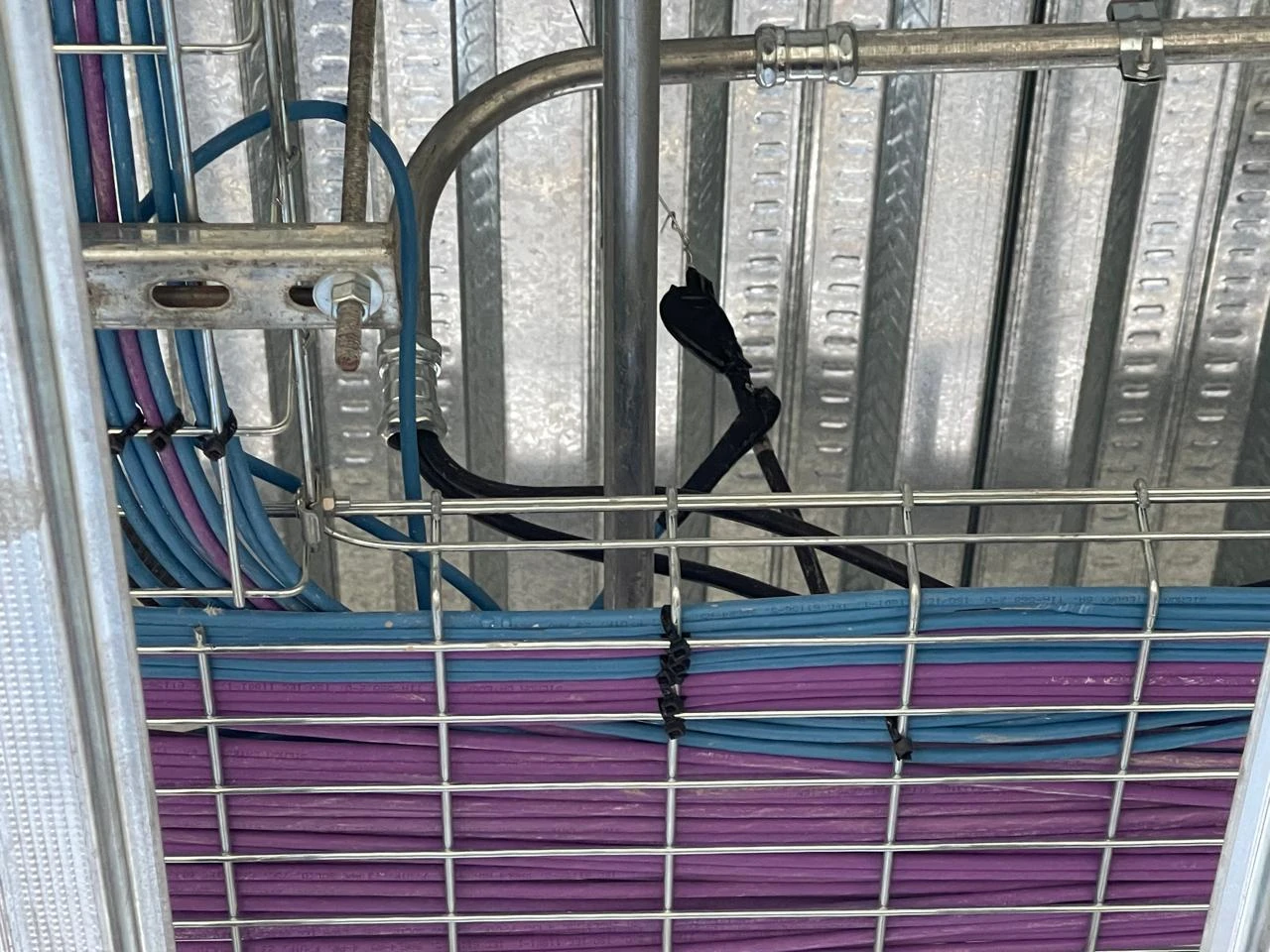 Gestión de cableado y separación de enlaces dentro del rack