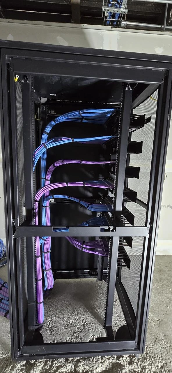 Rack de telecomunicaciones con cableado categoría 6A organizado por rutas