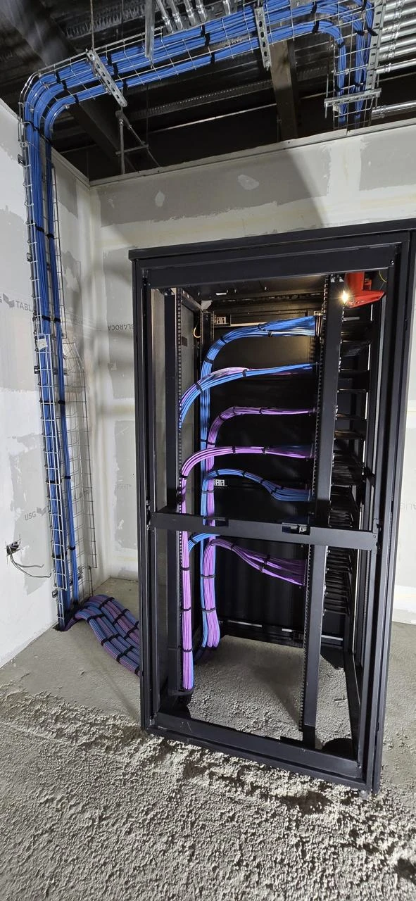 Infraestructura de cobre y fibra instalada para la distribución de comunicaciones