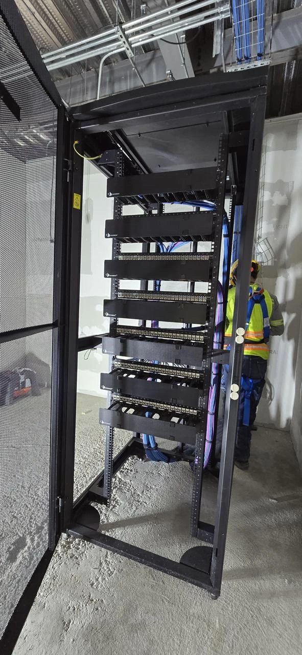 Cableado y conexión de un punto de acceso inalámbrico Aruba